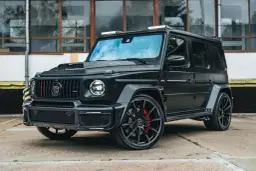 Czarny Brabus z czerwonymi akcentami na grillu. Czy Brabus to Mercedes? Tak, to tuningowana wersja Mercedesa G-klasy.