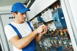 Jak zostać elektrykiem po liceum: kluczowe kroki i wymagania
