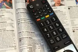 Jak włączyć telewizor LG bez pilota? Proste sposoby, które zadziałają