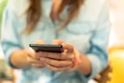 Czy lombard przyjmie telefon z abonamentu? Ryzyko blokady IMEI
