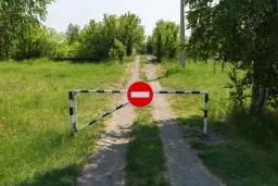 Kto stawia znaki drogowe na osiedlu? Odkryj odpowiedzialność w Twoim rejonie