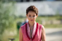 Dorota Gardias w czerwonej stylizacji, znana z Faktów TVN, zamyślona.