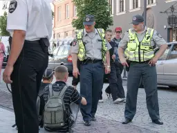 Przeszukanie plecaka ucznia przez nauczyciela: Czy to legalne?