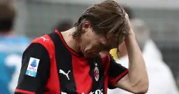 Piłkarz Milanu z opuszczoną głową, zmartwiony po przegranym meczu w Serie A. Tabela liga włoska nie wygląda dziś dla niego dobrze.