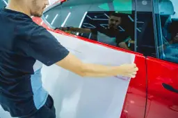 Druk na folii metalizowanej: Sekrety efektu "wow" dla Twoich produktów