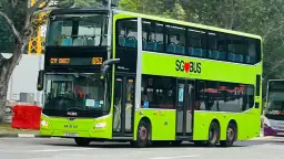 Jasnozielony autokar piętrowy SG BUS z numerem 652 na trasie City Direct.