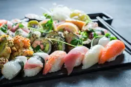 Kto wymyślił sushi? To nie tak, jak myślisz! Cała historia