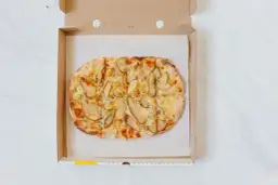Pyszna pizza z gruszką i serem w pudełku. Czy pizza to fast food? Ta wygląda na wykwintną!