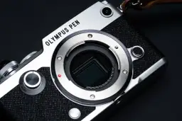 Zbliżenie na matrycę aparatu Olympus PEN z widocznym bagnetem obiektywu.
