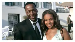 Bobby Brown i jego córka Bobbi Kristina Brown uśmiechają się do aparatu.