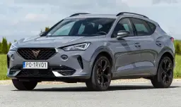 Szary Cupra Formentor 2025 z ciemnymi felgami i miedzianym logo na grillu, gotowy na jazdę.