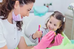 Pierwsza wizyta u dentysty: Kiedy zabrać dziecko po zdrowy uśmiech?