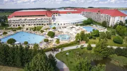 Hotel Gołębiewski w Mikołajkach - kiedy powstał i jak się zmieniał