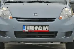 Szara rejestracja EL 077FV na samochodzie Daihatsu.