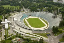 Stadion Śląski, miejsce, gdzie rozbrzmiewa polski **chant po polsku**, z lotu ptaka. Zielona murawa, trybuny i otaczający las.