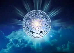 Okrąg zodiaku na tle nocnego nieba. Lew, który jest znakiem zodiaku dla osób urodzonych 20 sierpnia, znajduje się w górnej części.
