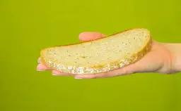 Ile kalorii ma kromka chleba? Sprawdź kaloryczność!