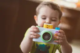Jaki aparat fotograficzny dla dziecka? Wybierz mądrze, uniknij rozczarowań