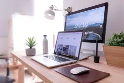 Laptop czy komputer stacjonarny – co wybrać, by nie żałować decyzji?