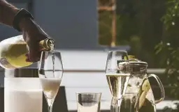 Ile kalorii ma butelka wina? Zaskakujące fakty o kaloriach w winie