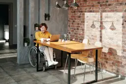Czy osoba niepełnosprawna może pracować w soboty i niedziele? Przepisy i zasady