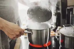 Dlaczego okna plastikowe parują na zewnątrz? Oto przyczyny i rozwiązania