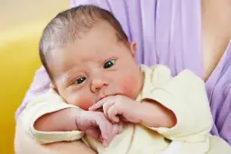 Zez u niemowlaka - najlepszy moment na wizytę u okulisty i objawy