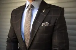 Jak dobrać krawat do brązowej koszuli: 5 zasad eleganckiego wyglądu