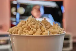 Domowy popcorn z garnka w mikrofalówce. Prosty przepis bez spalenia
