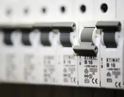 Jakie bezpieczniki do mieszkania w bloku zapewnią bezpieczeństwo?