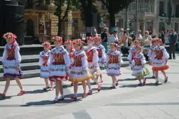 Taniec polka skąd pochodzi? Odkryj zaskakujące fakty o jego historii