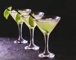 Najlepsze drinki z białym rumem – proste przepisy na wyjątkowe koktajle