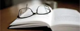 Jakie okulary odmładzają? Odkryj style, które dodają młodości