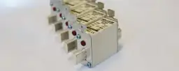 Jaką rolę w domowej instalacji elektrycznej odgrywa bezpiecznik i dlaczego jest kluczowy?