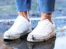 Jak czyścić trampki, aby uniknąć żółknięcia i zniszczeń?