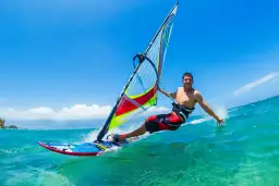 Co to jest windsurfing? Poznaj pasjonujący świat sportów wodnych