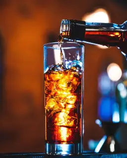 Ile kalorii ma whisky z colą? Sprawdź, jak wpływa na Twoją dietę!