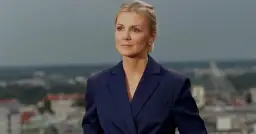 Joanna Dunikowska-Paź, znana z Wikipedii, w granatowej marynarce na tle miasta.