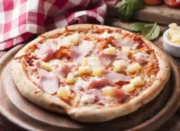 Apetyczna pizza z ananasem i szynką, polana ciągnącym się serem, na drewnianej desce.