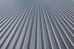 Srebrny dach z blachy trapezowej, idealny dla każdego zakładu.