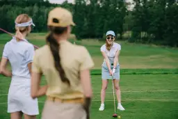 Strój do golfa dla pań - wygodne ubrania dla pań na pole golfowe!
