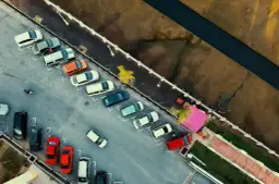 Wynajem parkingu w Warszawie: Ile zapłacisz i jak znaleźć okazję?
