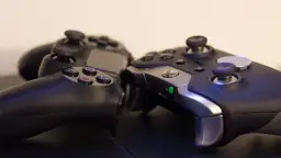 Jakie są główne różnice między konsolami PlayStation i Xbox?