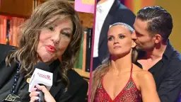 Agnieszka Fitkau-Perepeczko udziela wywiadu, obok para tancerzy w romantycznym uścisku.