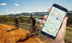 Rowerzyści na malowniczej trasie, a w dłoni smartfon z mapą - idealna aplikacja na rower do odkrywania nowych szlaków.