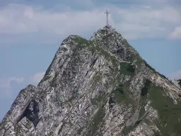 Krzyż na Giewoncie, symbol Tatr, stoi na szczycie. Jego historia sięga początków XX wieku, a dziś przyciąga tłumy turystów.