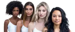 Cuatro mujeres de diferentes etnias, con labios en un suave color coral, posan juntas.