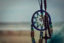 Łapacz snów z koralików i piór. Inspiracja: indiańskie ozdoby jak zrobić.