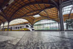 Nowoczesny pociąg KD na peronie wrocławskiego dworca Nadodrze PKP.