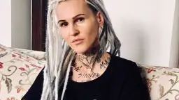 Kobieta z dredami i tatuażami na szyi, w tym napisem "Sinner". Ciekawe, ile lat ma syn Chylińskiej?